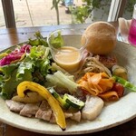 カフェヒュッテ - ヒュッテプレート　選べるメインと野菜デリ盛り合わせ