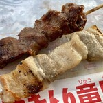 やきとり竜鳳 - 料理写真:「カシラ串・豚バラ串」各1本140円也。税込。