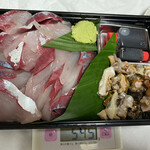 東和鮮魚 - ハマチ5人前、サザエ5人前。合わせて6000円。