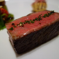 ロオジエ - .....四品目  熊本産あか牛のサーロイン.....ソースヴィオリーヌを注ぐ前.....