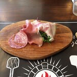 Pizzeria CROCCHIO - イタリア産ハムの三種盛り (Pancetta cotta dolce、Prosciutto di Parma、Saláme)