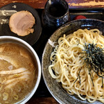 麺家一徹 - つけ麺（醤油）とトッピングのチャーシュー