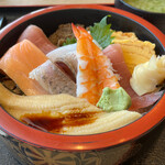 伊豆太郎 - 昔ながらのちらし丼 1820円。