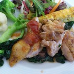 トゥルモン - 鶏もも肉のハーブソテーさくらんぼのジャムソースです。