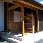 すみくら - 入口の玄関。ここで靴を脱いで店内へ。