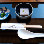 すみくら - 「鴨南ばん」（1,500円）にもどのメニューにも「そば豆腐」が最初に出されるようです。