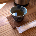 すみくら - 最初にお迎えしてくれる蕎麦茶。美味しくておかわりしちゃいました。