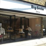 Big Smile Store - 角打ち用のテーブルもある