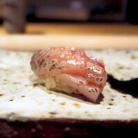 鮨 在 - せきあじ。
                    
                    香りの良さが際立っています。
