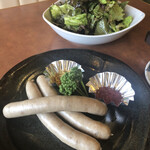 東京飯店 - 黒豚ソーセージとチョレギサラダ
