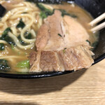 横浜家系ラーメン 蓮 - 分厚いチャーシュー