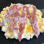 お好み焼かとう - 焼きそばに付いてきた豚肉をお好み焼きミックスにトッピング