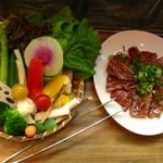 ビン デ テーブル - 生野菜と特選肉3種盛り