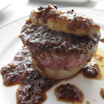 ブラッスリーオザミ - 特選牛フィレ肉とフランス産フォワグラのポワレ　トリュフのソース 