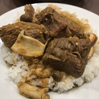 紅花別館 - 牛肉がゴロゴロ入っています！！