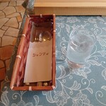 シャンティ - お店のロゴ入り紙ナプキンがお店の歴史を感じます。