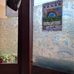 シャンティ - ステンドグラス風の窓。外の明かりが入る、明るいお店です。