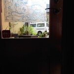 シャンティ - 玄関前にはテラス席(?)がふたつ。