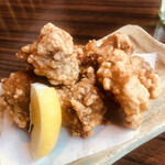 個室居酒屋　座楽 - 鶏の唐揚げ。レモンを絞って、卓上のお塩でいただきます
