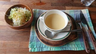 Kanadean Sutekihausu - サラダにスープ