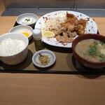 Yayoi Ken - 特せせりと鶏もものから揚げ(豚汁変更、生たまごトッピング)