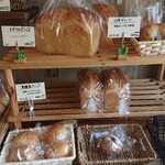天然酵母パン 晴ぱん - パンの並ぶ棚です