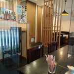 お料理ひろせ - 真ん中ドアの右横から、奥の席(おそらくお座敷)に入ることができます。