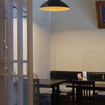 お料理ひろせ - 玄関入って右のテーブル席。