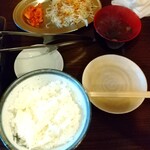 Taishuu Horumon Yakiniku Kemuri - ライス、スープ、サラダ、キムチ。