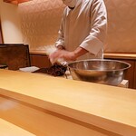 銀座 しのはら - 伊勢海老と格闘中