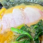 横浜ラーメン 田上家 - スープに浮かぶ黄金色に煌めく鶏油