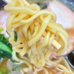 横浜ラーメン 田上家 - “(株)酒井製麺” さんの低加水平打短尺中太麺