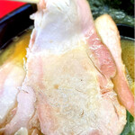 横浜ラーメン 田上家 - 薄ピンク色の吊るし焼き叉焼