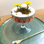 ラトリエ ア マ ファソン - 白苺の非加熱ソルベと蓬のフレジェ
                                森林香る春の味わいを詰めたグラスデザート