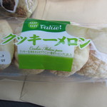 リョーユーパン　ハーフプライスベーカリー - クッキーメロン９５円。グラニュー糖がトッピングされたメロンパンです。
 