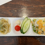 リファインド - セットのサラダ。スパゲティサラダはバジル風味。