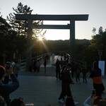 倉野屋 - 伊勢神宮(内宮)　鳥居越しの日の出