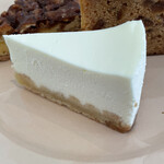 おやつ研究所 - ベイクドレアチーズケーキ！うわ！美味しい！土台の底がカツンと鳴れば鳴るほど美味しい論理。ねっとりと、でも爽やかにレアチーズケーキ！良いクリームチーズの味です。美味しくて、困る。