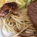 にゅうとん - メンチの下にパスタ