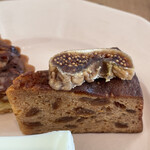 おやつ研究所 - これ！美味しいやつなの！！ねっちょりいちじくが美味しいの！みっちりしてて、しっとりで、ぶわーんと甘くて、最高です。中にもプチプチのいちじくがたっぷり。甘さが深いのです。なんや、これ。美味し過ぎ。