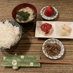 串焼家　まる房ず - 塩辛でご飯食べながら待てます