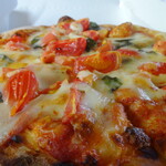 畑のキッチン - フルーツトマトと湘南トマトを贅沢に使ったミックスピザ