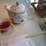 紅蘭亭 - 温かいお茶がポットで出されます