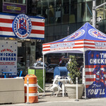 Yankee Doodle Dandy's - 店舗外観ならびに路上席部分。このテントの外にもテーブルがいくつか並べられています。