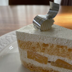 ラトリエヒロワキサカ - ふわっと軽いマンゴーショートケーキ。口に入れると溶ける。消える。あとからマンゴー。軽くてペロリ。生クリームの甘さは極控えめ。だからこそ、マンゴーの果肉の甘さが引き立つのね。マンゴーが主役。