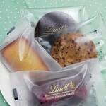 リンツ ショコラ ブティック - 料理写真:サブレ、フィナンシェ