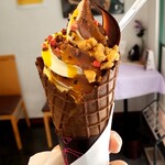 デカダンス ドュ ショコラ 茗荷谷ファクトリー店 - パッションフルーツマンゴー（MIXワッフルコーン）¥518