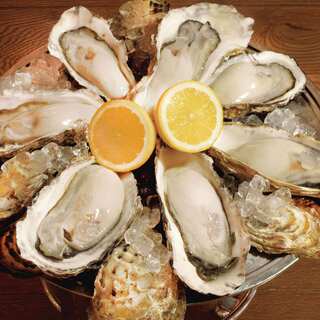 日本全国より届く日替わり生牡蠣食べ比べ岩牡蠣の季節です！
