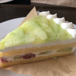 fika. - 【fikaのショートケーキ】
            このショートケーキも倒れる心配ゼロで
            安定感あります(*^^*)
            食べやすい、美しい、美味しい、
            fikaさんのショートケーキ大好きです。