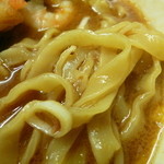 個性的な幅広麺